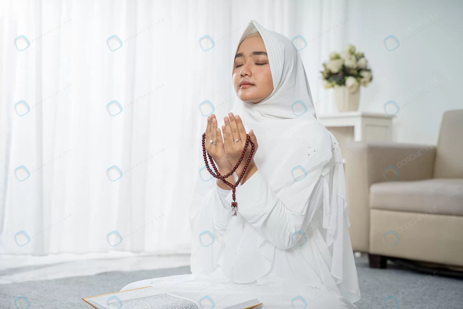 asian young woman praying with al qur prayer bead crc2b794965 - title:Home Main - اورچین فایل - format: - sku: - keywords: p_id:18