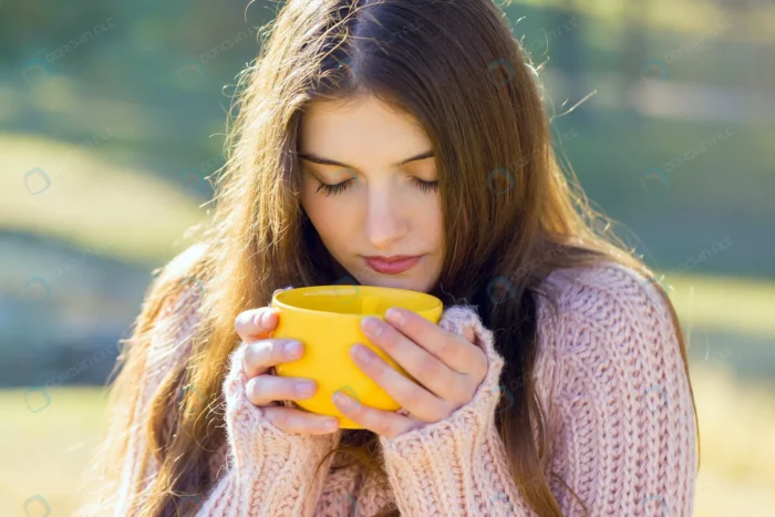 autumn portrait girl with yellow cup crcd736cf60 - title:تصویر دختر با لباس ضخیم در پس زمینه تار - اورچین فایل - format:JPG - استوک - sku:crcd736cf60 - keywords: p_id:77895