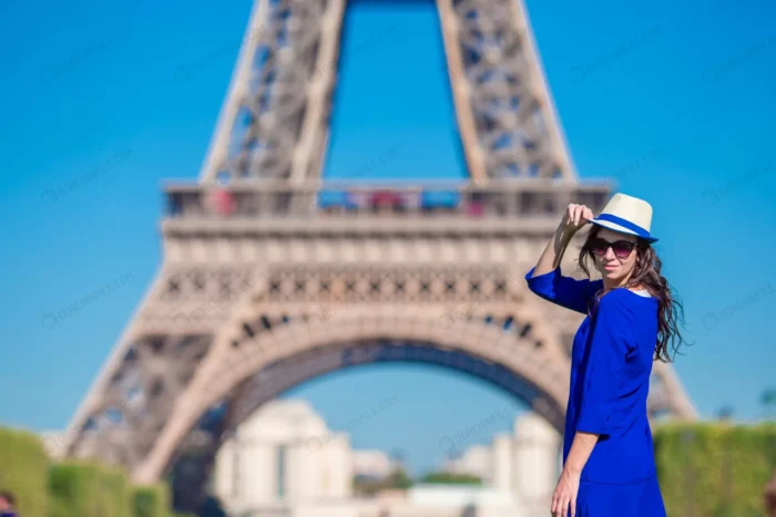 beautiful woman paris background eiffel tower dur crc18ba108c - title:دانلود عکس زن کنار برج ایفل - اورچین فایل - format:JPG - استوک - sku:crc18ba108c - keywords: p_id:99347