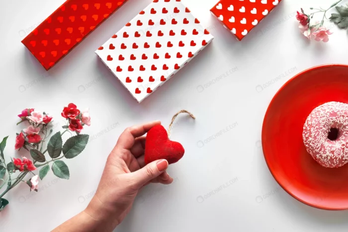 gift boxes flowers heart hand happy valentine crce1c4b92c - title:جعبه هدایا و گل از نمای تاپ - اورچین فایل - format:JPG - استوک - sku:crce1c4b92c - keywords: p_id:99959