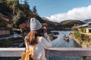 joven viajero mirando hermoso paisaje arashiyama crc73724d6c size11.25mb 5938x3959 - title:Home - اورچین فایل - format: - sku: - keywords: p_id:18