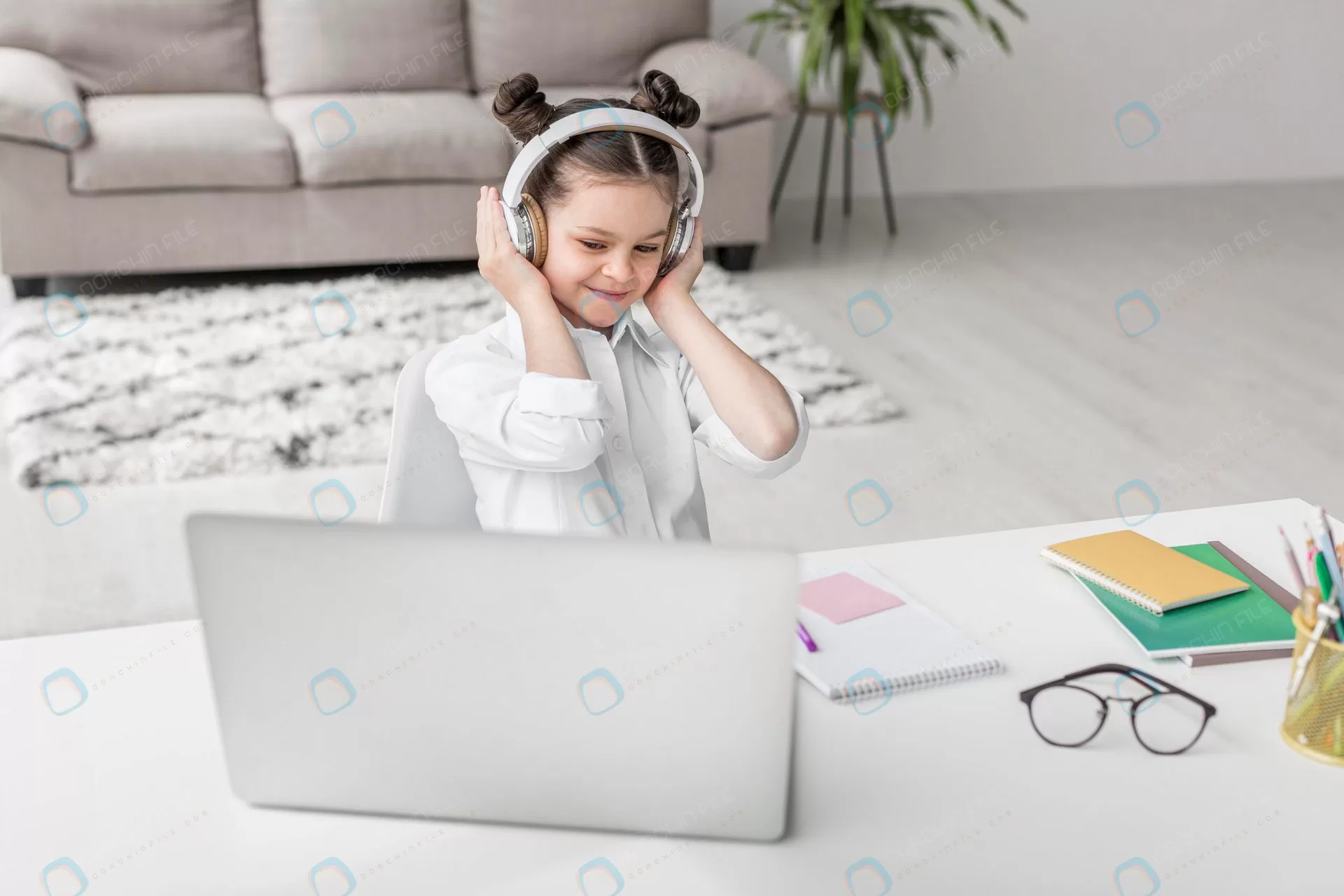 little girl listening her teacher through headpho crc99d821cb - title:دانلود عکس با کیفیت آموزش آنلاین - اورچین فایل - format:JPG - استوک - sku:crc99d821cb - keywords: p_id:38113