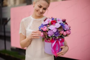 smiling girl hold bouquet hat box with bow crc74e23ed1 size4.89mb 4256x2832 - title:Home - اورچین فایل - format: - sku: - keywords: p_id:18