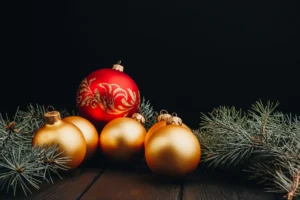 گوی تزئینی طلایی و قرمز