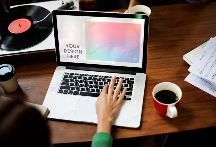 موکاپ صفحه نمایش لپ تاپ بر روی میز