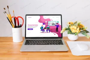 موکاپ لپ‌تاپ بر روی میز