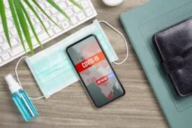 موکاپ موبایل بر روی ماسک پزشکی