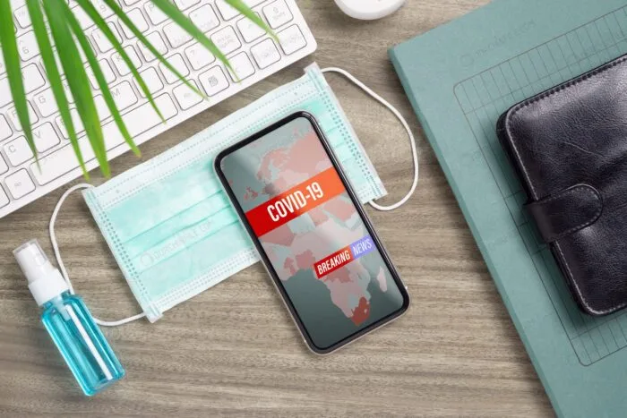 موکاپ موبایل بر روی ماسک پزشکی