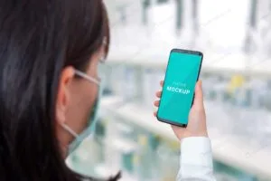 موکاپ موبایل در دست خانم