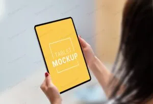 موکاپ تبلت در دست زن