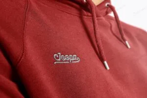 موکاپ لوگو روی هودی