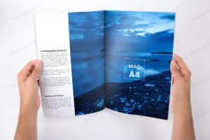موکاپ کتاب باز در دست زن