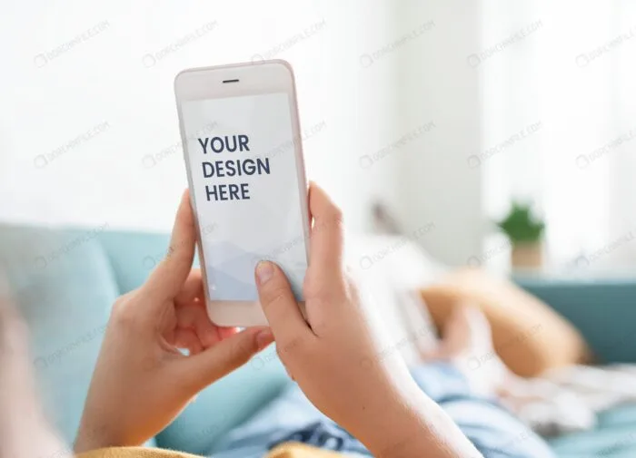 موکاپ موبایل در دست دختر