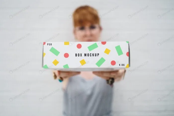 موکاپ جعبه در دست زن