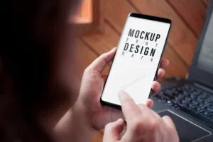 موکاپ موبایل در دست زن