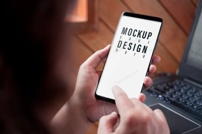 موکاپ موبایل در دست زن