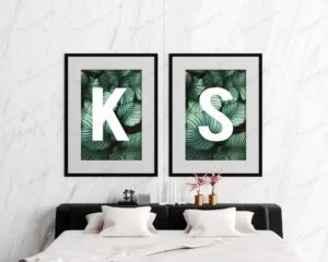 موکاپ قاب عکس روی دیوار اتاق خواب