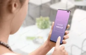موکاپ موبایل در د ست زن