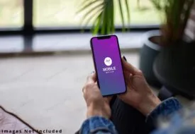 موکاپ موبایل در دست دختر