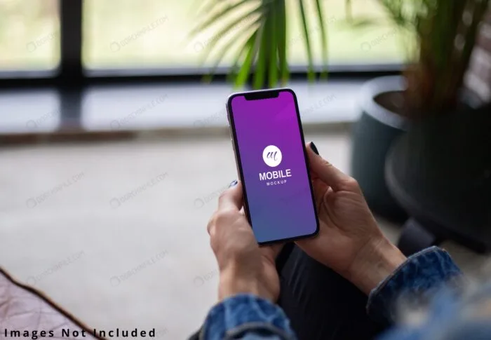 موکاپ موبایل در دست دختر