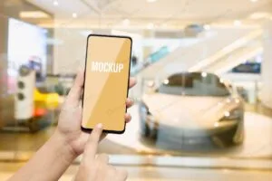 موکاپ موبایل در دست خانم