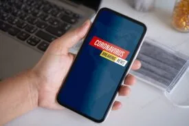 موکاپ موبایل در دست مرد