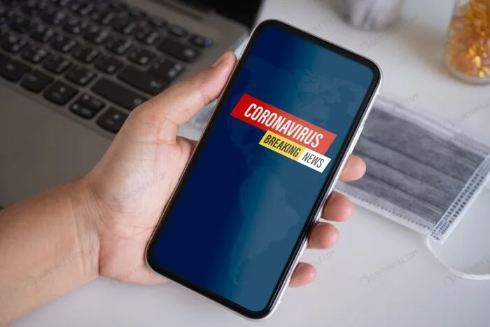 موکاپ موبایل در دست مرد