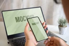 موکاپ موبایل در دست مرد