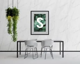 موکاپ قاب عکس در اتاق نشیمن