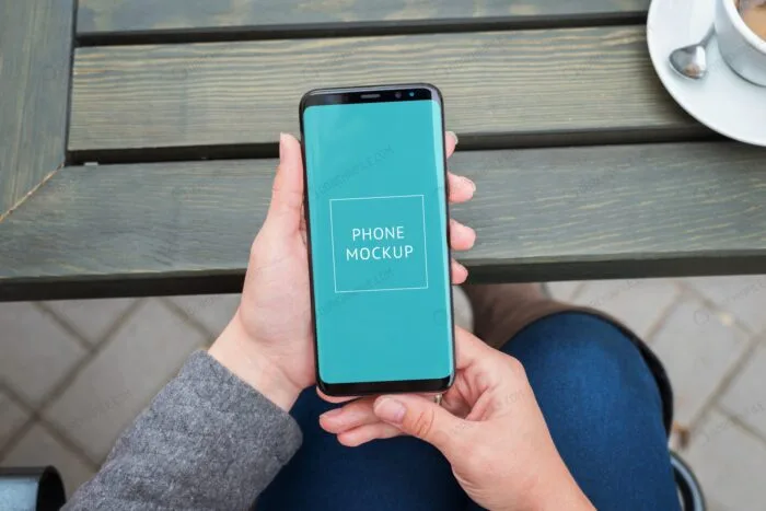 موکاپ موبایل در دست زن