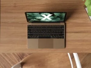 موکاپ لپ‌تاپ روی میز چوبی