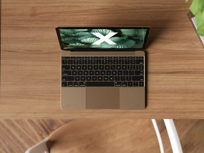 موکاپ لپ‌تاپ روی میز چوبی