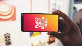 موکاپ موبایل در دست مرد