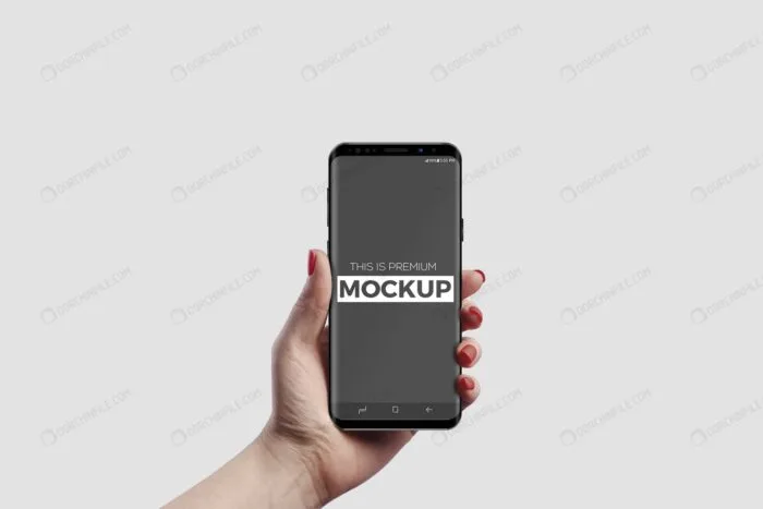 موکاپ موبایل در دست خانم