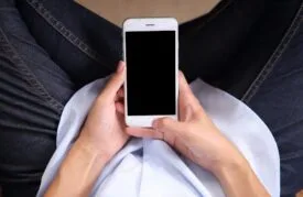 موکاپ موبایل در دست زن