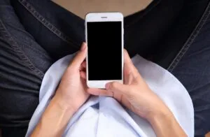 موکاپ موبایل در دست زن