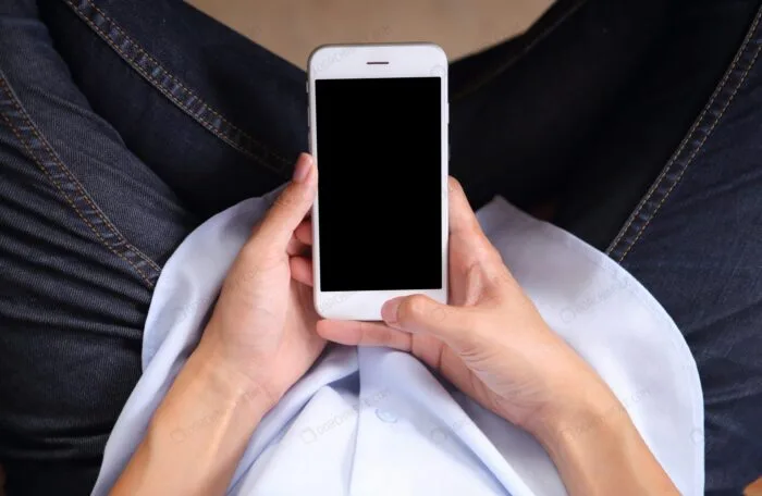 موکاپ موبایل در دست زن
