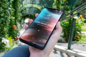 موکاپ موبایل در دست دختر