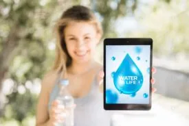 موکاپ لوگوی آب در موبایل