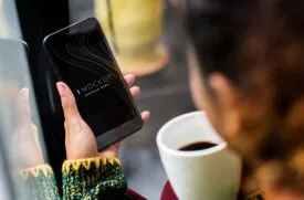 موکاپ موبایل در دست خانم